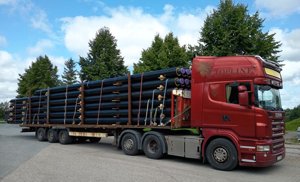 AutoKrava Jūrmala SCANIA R164 ar piekabi, pilnā kravā ar caurulēm