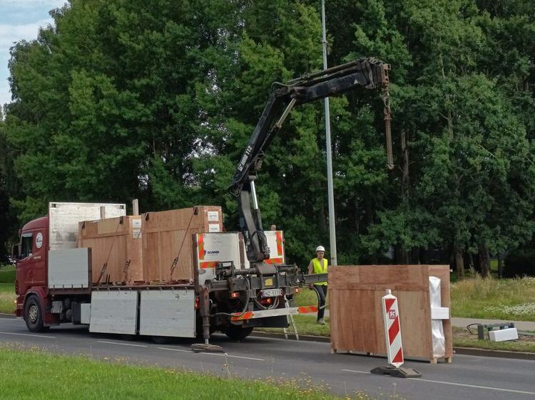 HIAB manipulators ceļ koka kastes no kravas platformas
