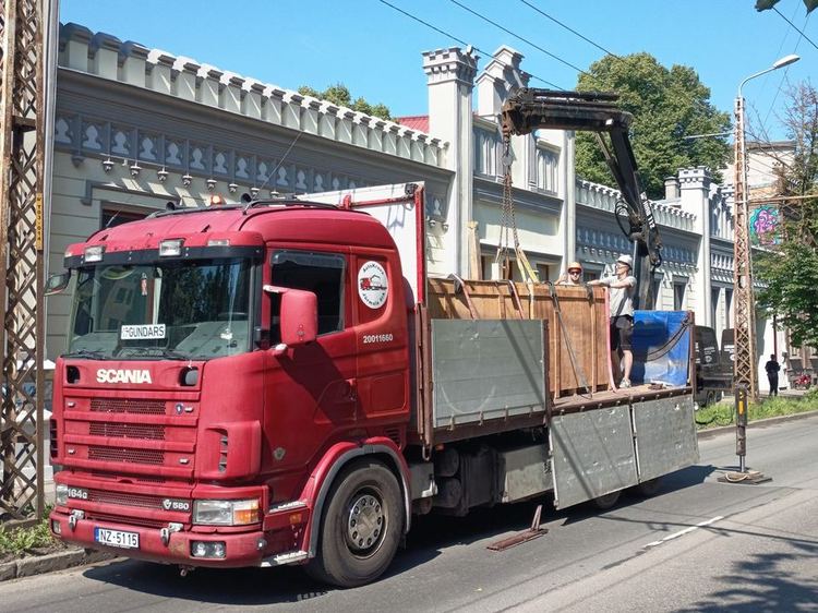 Kravas izkraušana ar manipulatoru Rīgas ielā