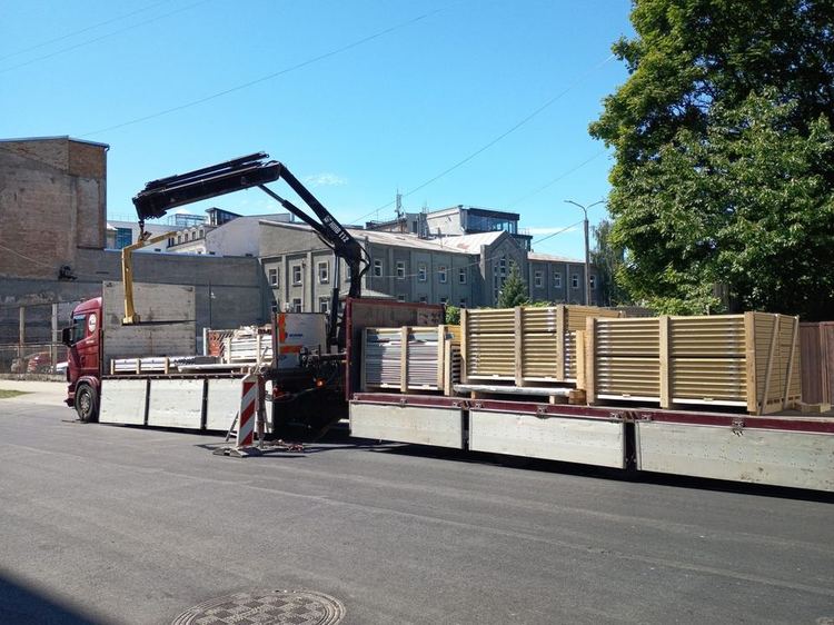 Būvpaneļu iekraušana ar HIAB manipulatoru