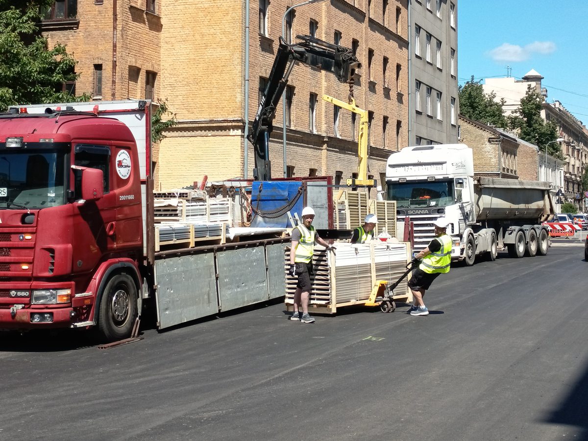 Būvpaneļu izkraušana ar HIAB manipulatoru Rīgas ielā